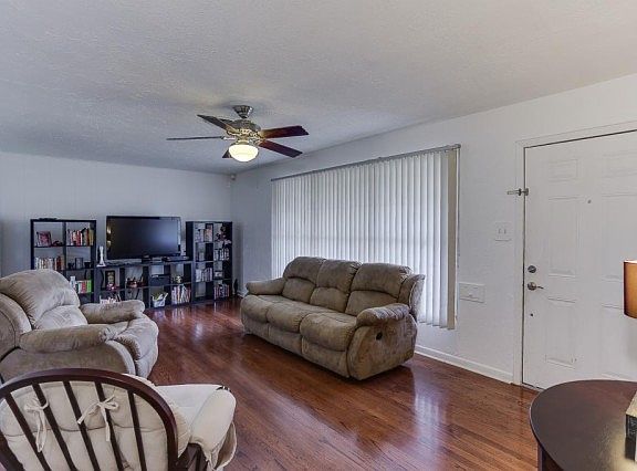 5th image of 221 W Twickenham Trl
