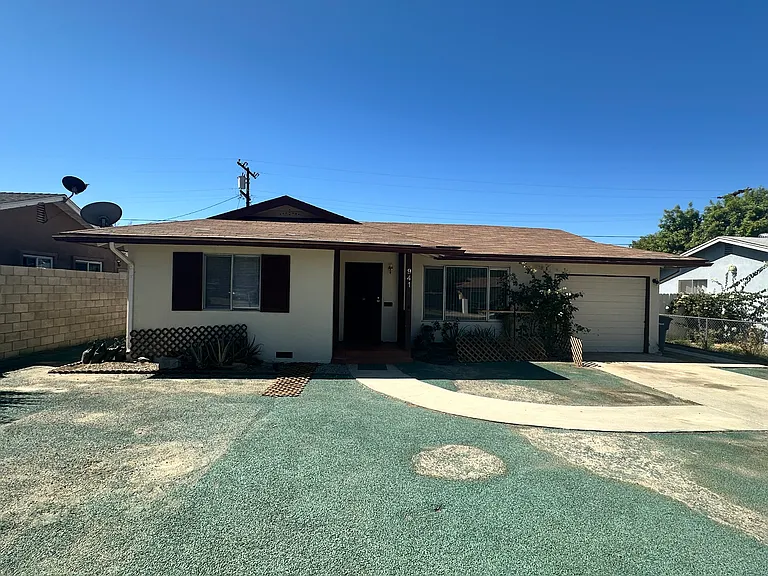 941 Leslie Dr — Photo 2