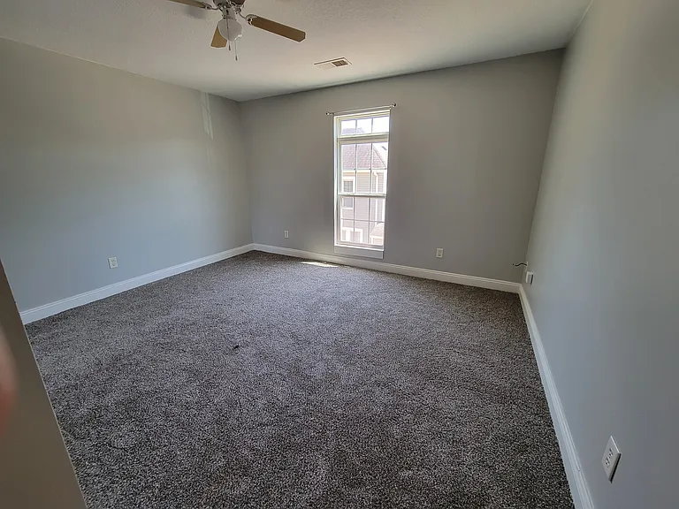 425 E Broadway St #D — Photo 15