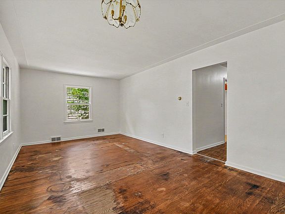 5th image of 1057 Lyon St NE