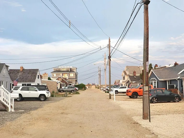 116 E Kupper Dr — Photo 2