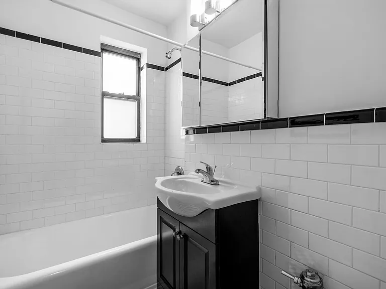 245 E 11th St #5D — Photo 6
