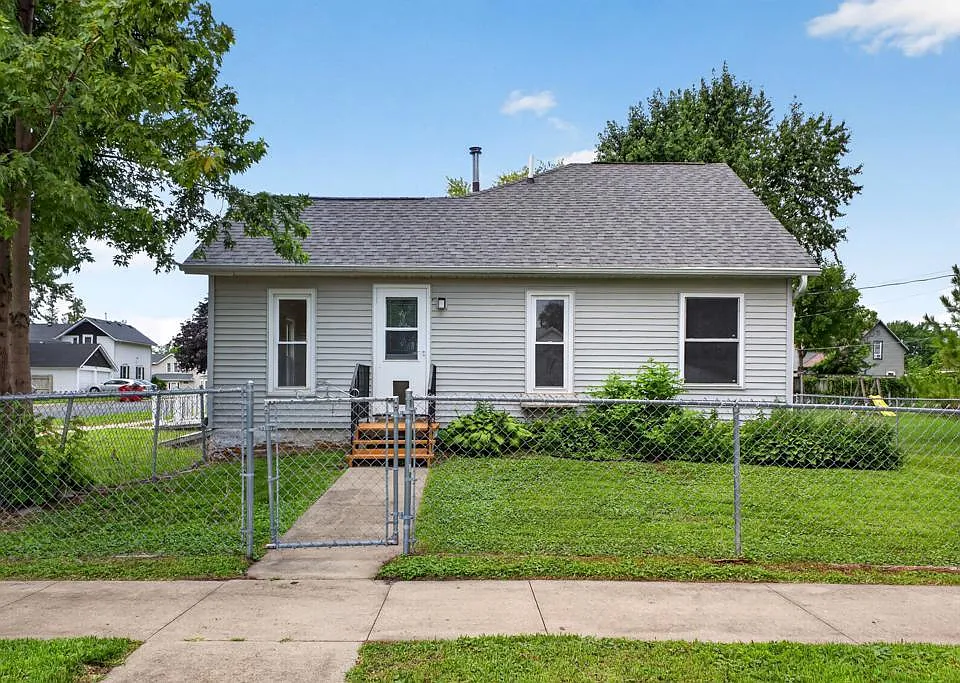 17 2nd St NE