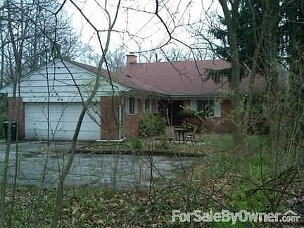 318 Marshman Street
						:
						Ravine property, set back from street, quiet, cul-de-sac, safe