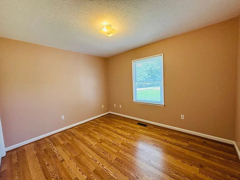1302 Sandy Cir — Photo 6