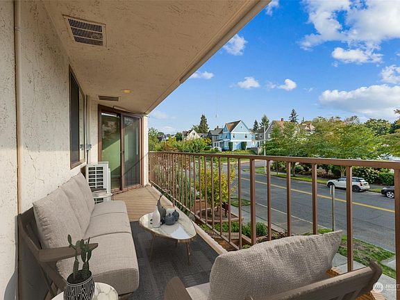 2nd image of 909 N I St Unit 201
