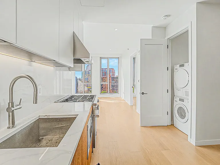 35-32 Leavitt St #10A — Photo 11