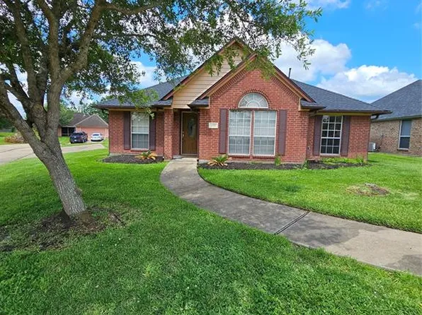 129 Silverbell Cir, Lake Jackson, TX 77566