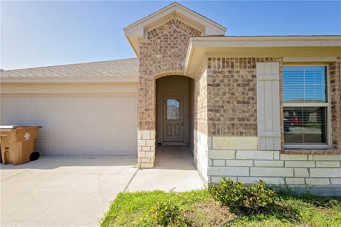 3 bed, 2.0 bath, 1575 sqft, $2,300 — Photo 3