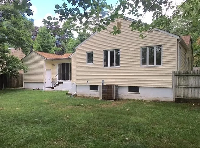 91 Irving Ave — Photo 2