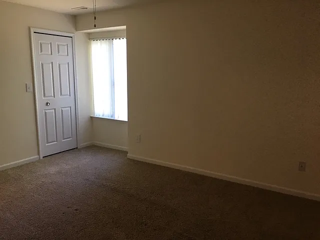 Lakeside Village Apartments — Photo 163
