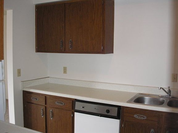 4th image of 448 N Saint Bernard Dr