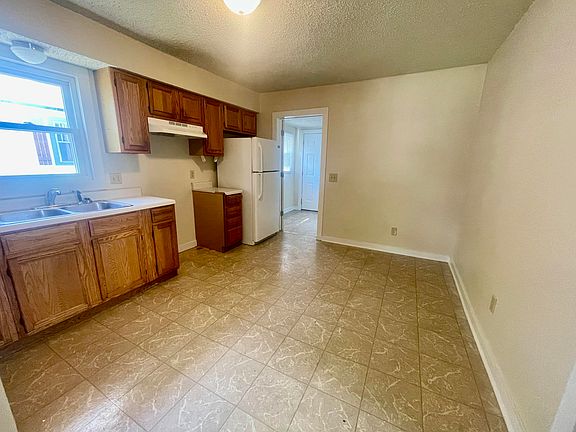 5th image of 2423 N Fremont Avenue