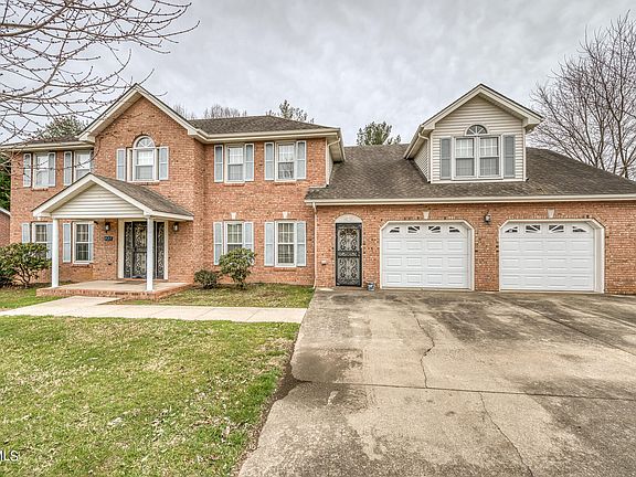 3rd image of 821 Regency Dr