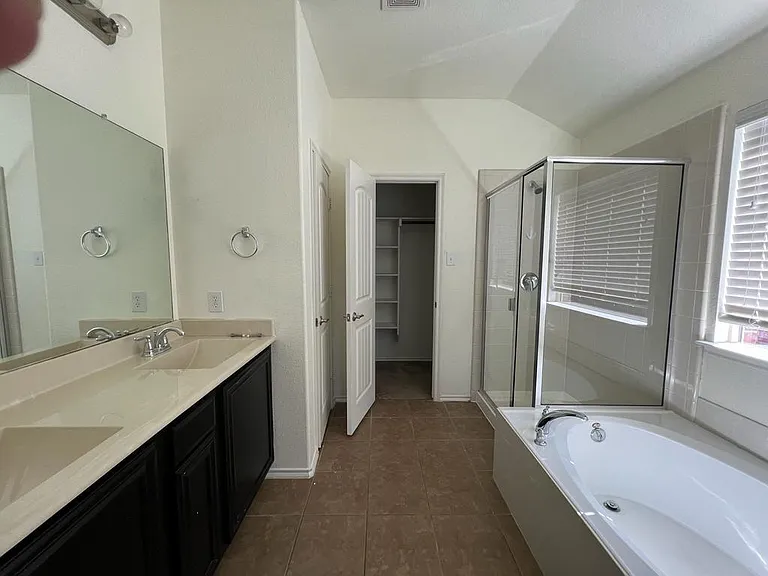 1011 Meadow Green Ct — Photo 10