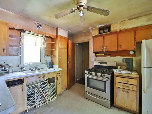 3rd image of 203 E Main St