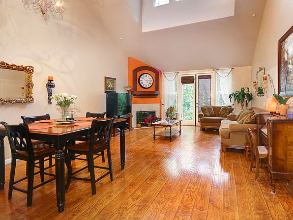 5th image of 118 N Marbella Way