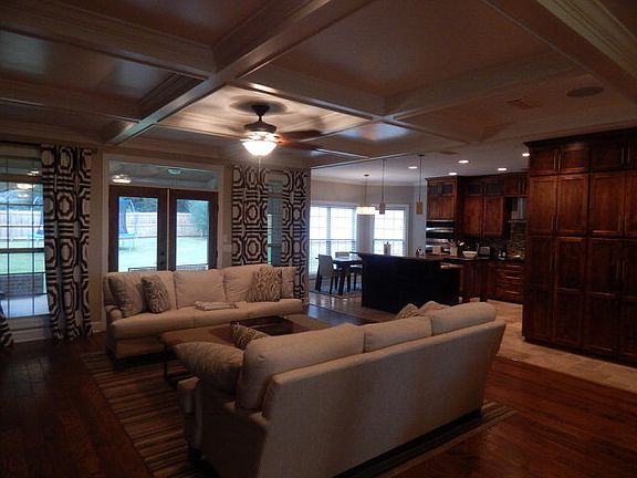 3rd image of 411 Oakwood Dr