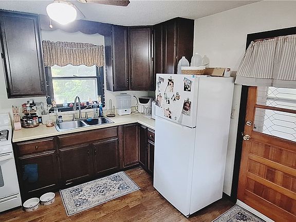 4th image of 3701 Crestwood Circle Dr