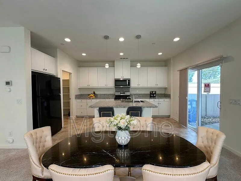 4 bed, 2.5 bath, 1818 sqft, $3,195 — Photo 3