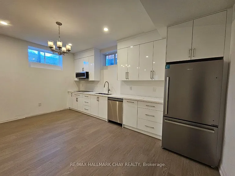 63 Victoria Wood Ave #LOWER — Photo 8