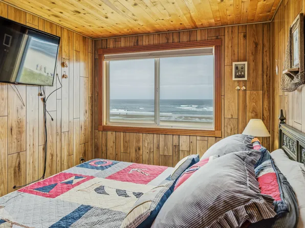 321 N Pacific St, Rockaway Beach, OR 97136