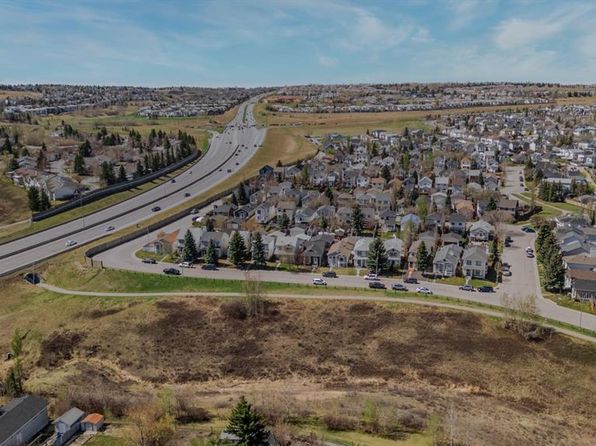 135 E Hidden Grn NW, Calgary, AB T3A 5K7