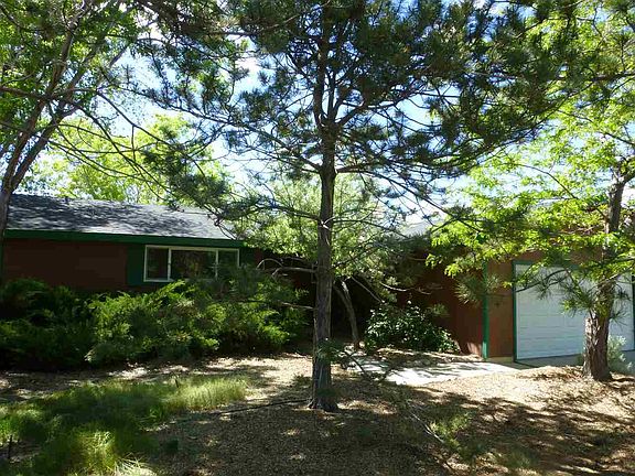 3rd image of 880 Arrowhead Dr