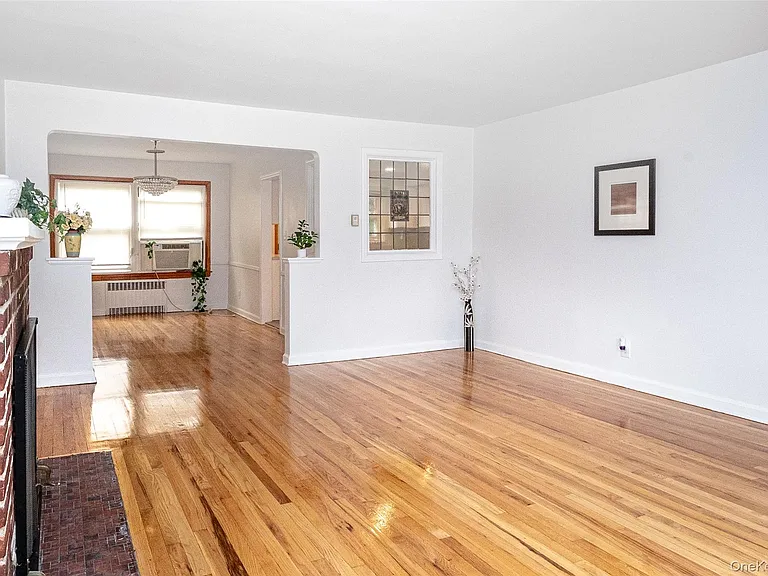 121 Manhasset Ave — Photo 7
