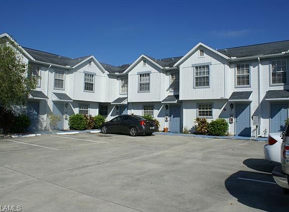 3rd image of 1005 SW 48th Ter APT 4