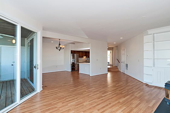 5th image of 210 Oyster Cove Dr