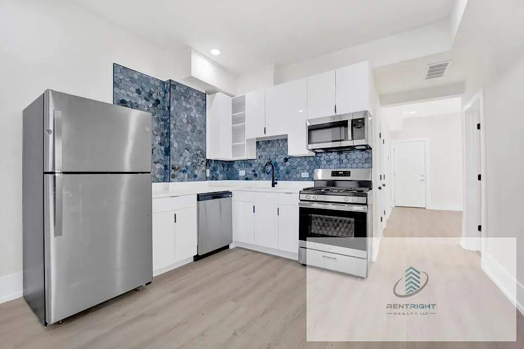 944 N Damen Ave — Photo 1