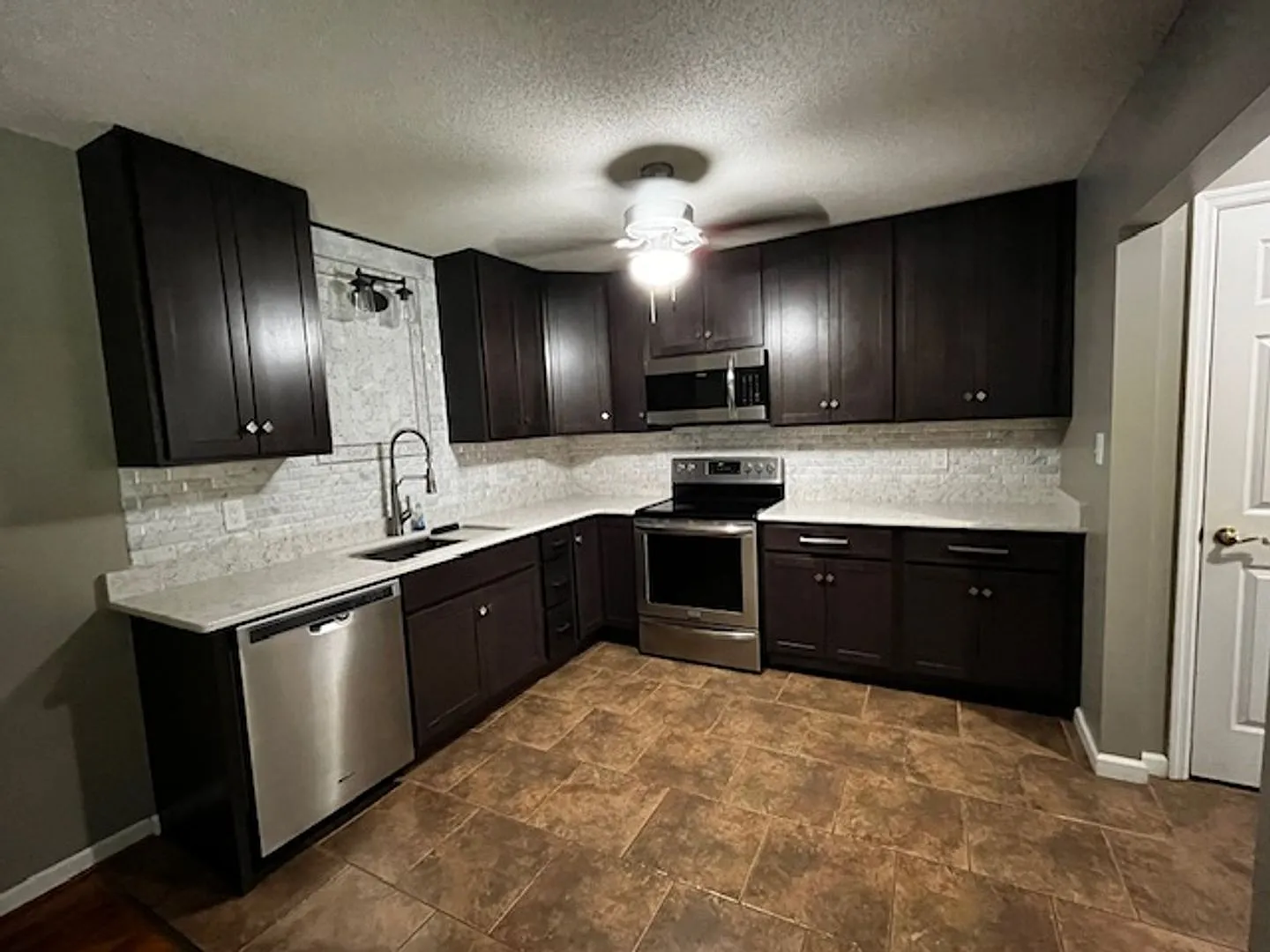 3 Bedroom 2 Bath house with attached garage, sun room, large back deck — Photo 3