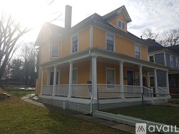 2nd image of 1006 Campbell Ave SW #B