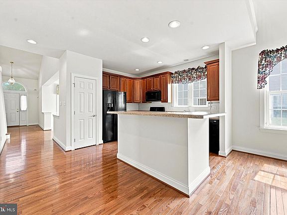 5th image of 270 Hendrickson Ln