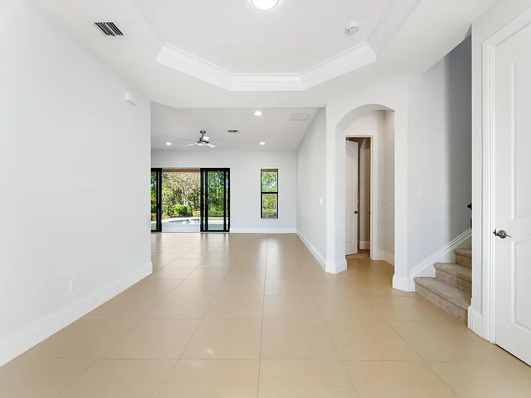 259 SE Calmo Cir — Photo 7