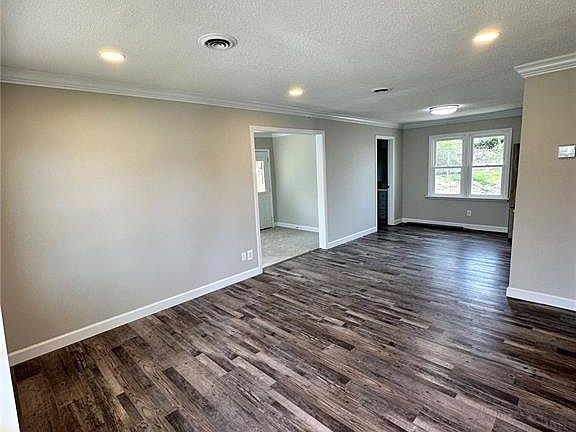 5th image of 409 Hawthorne Dr