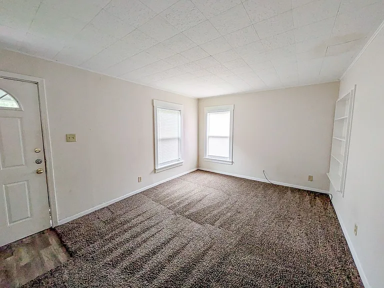 5365 E Parkway Dr — Photo 2