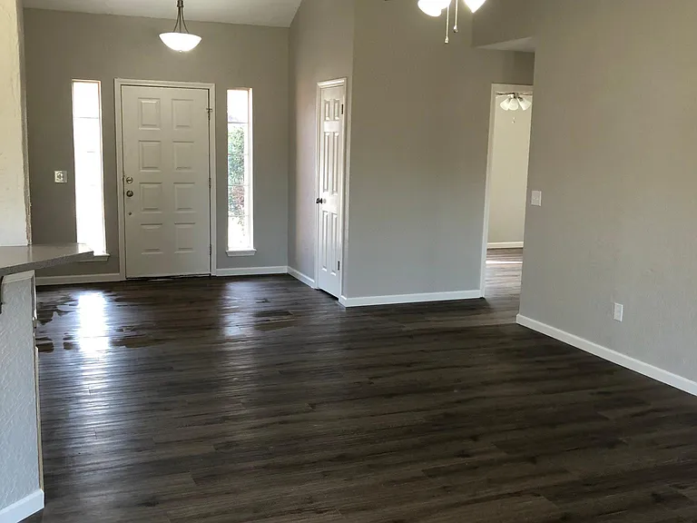 1709 Pinnacle Ln — Photo 3