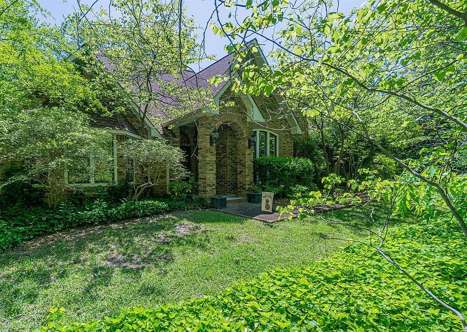 1st image of 570 Ashwood Ln