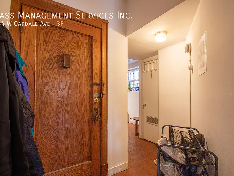 644 W Oakdale Ave #3F — Photo 2