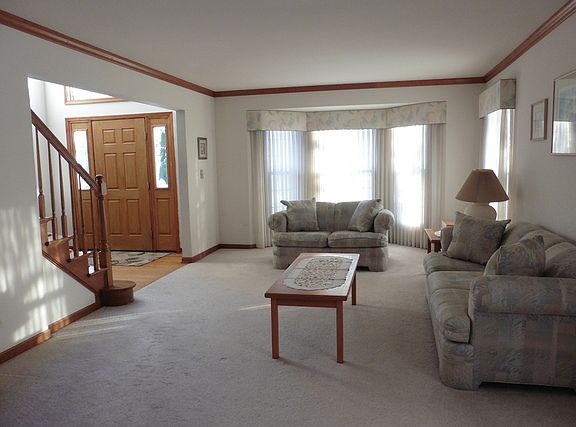 4th image of 1510 Crowfoot Cir S