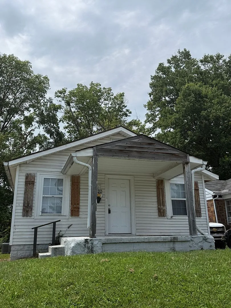 New Listing Charming 2 Bedroom | 1 Bathroom Home with Spacious Backyard — Photo 2