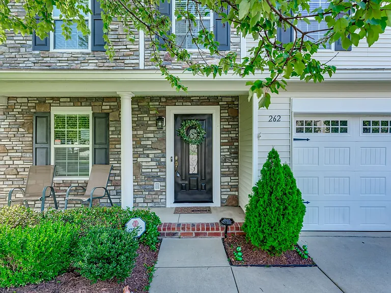 262 Whitton Ln — Photo 2