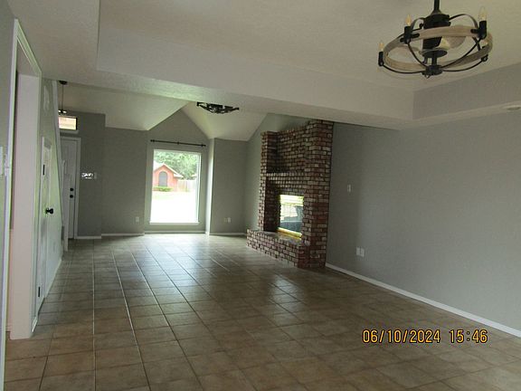 4th image of 2312 NE Kingsbriar Dr