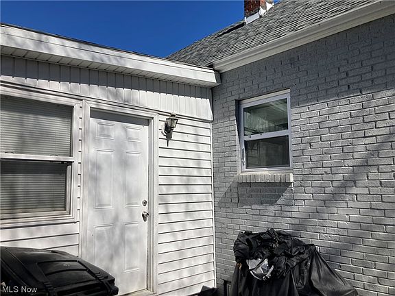 3rd image of 886 Winton Ave