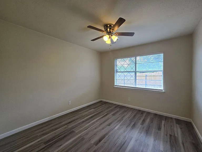 501 W Voelter Ave — Photo 21