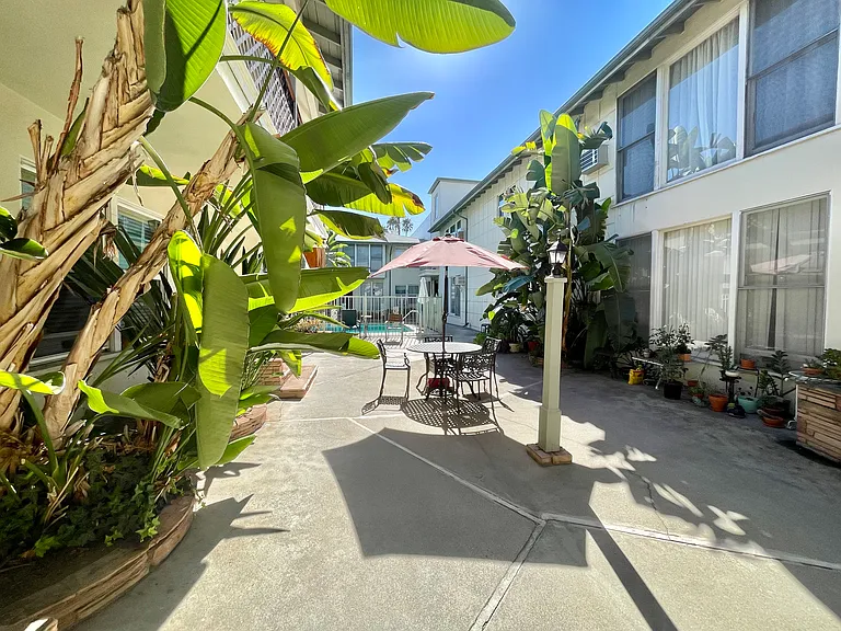 1266 N Laurel Ave #3 — Photo 22