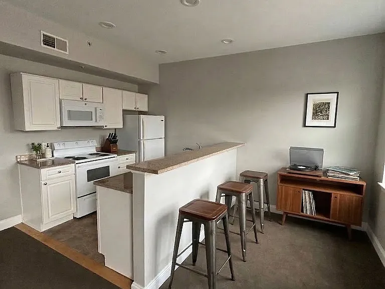 Farmington Avenue Apartments — Photo 31
