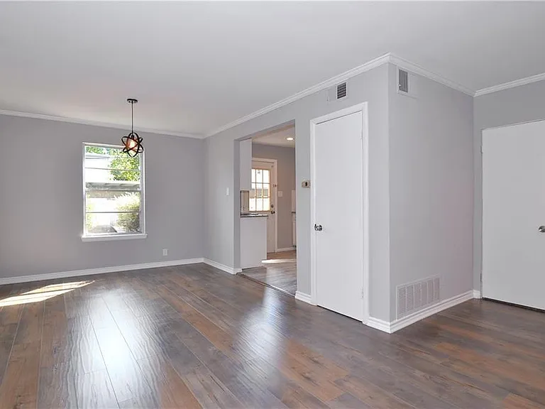 4945 N Hall St — Photo 2